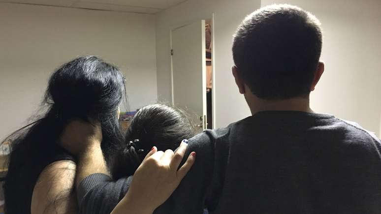 Pais de Sophie, com sua irm&atilde; - todos de costas para a c&acirc;mera