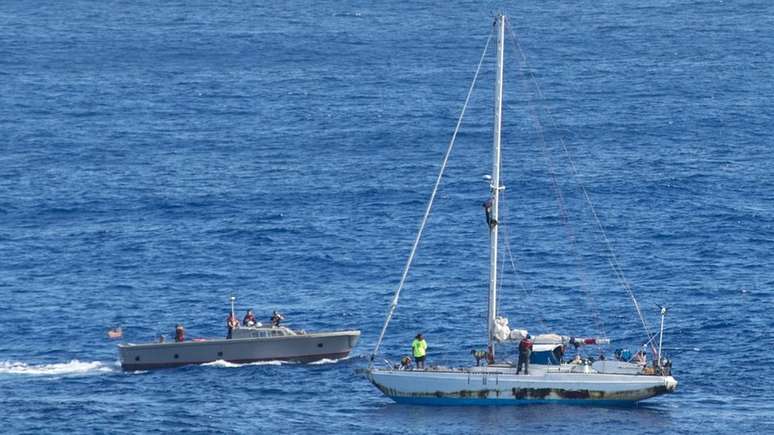 USS Ashland chegou para dar suporte às velejadores um dia após alerta emitido por navio de pesca 