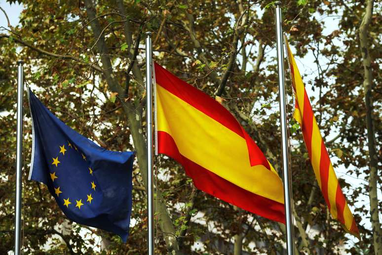 Bandeiras da União Europeia, Espanha e Catalunha