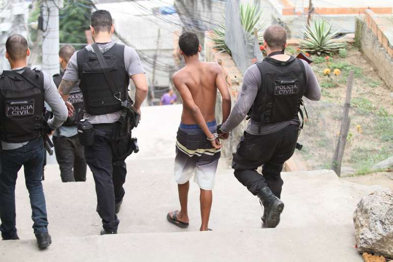 Homem é preso durante operação no morro do São Carlos, no Centro do Rio de Janeiro (RJ), na manhã desta sexta-feira (27). A operação é em conjunto com as polícias Civil e Militar e com o apoio das Forças Armadas, da Força Nacional de Segurança e da Polícia Federal.