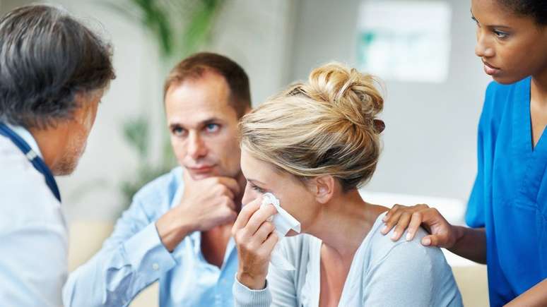 M&eacute;dico e enfermeira d&atilde;o not&iacute;cias ruins