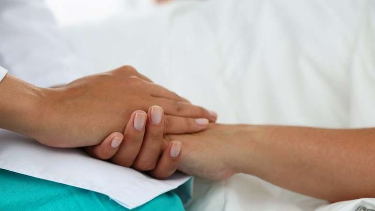 M&eacute;dica segura a m&atilde;o de paciente