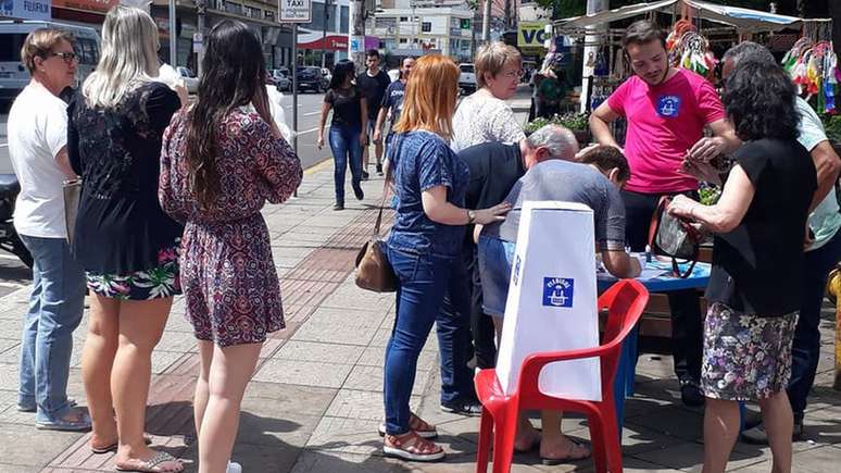 Eleitores durante Plebisul