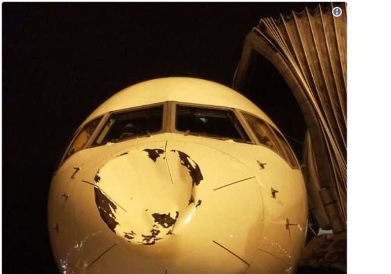 O avião estava a 30 mil pés de altura (cerca de 9.100 metros) quando foi atingido.