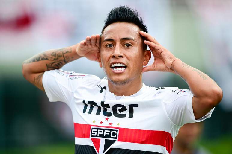 Cueva comemora o gol que marcou na vitória do São Paulo sobre o Santos por 2 a 1, no Pacaembu.