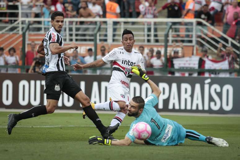 Cueva toca na saíde de Vanderlei para marcar o segundo gol do São Paulo no clássico contra o Santos.