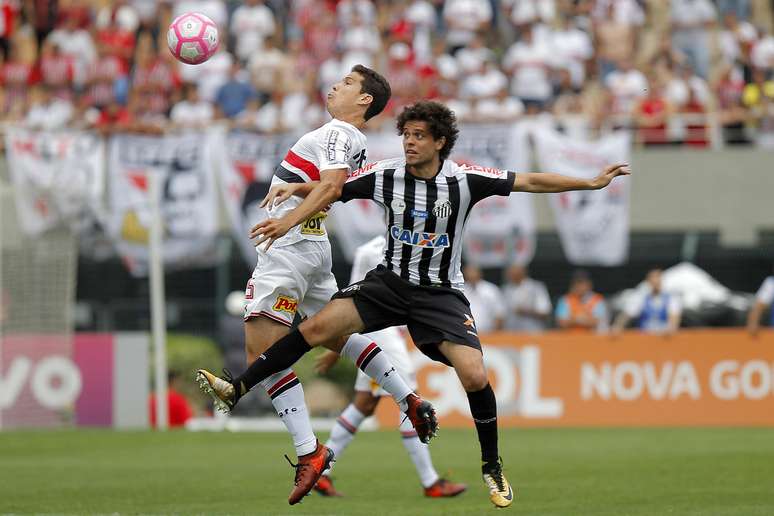 Hernanes, neste lance disputando uma bola com Victor Ferraz, do Santos, foi um dos destaques do clássico paulista com duas assistências.