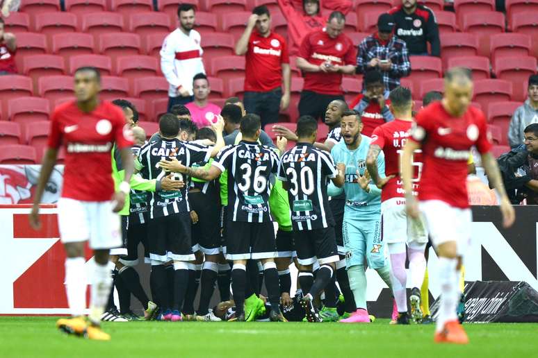 Jogadores do Ceará comemora o gol marcado por Élton, que acabou dando a vitória ao time sobre o Inter, em Porto Alegre.