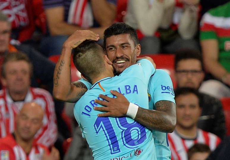 Paulinho comemora com Jordi Alba o gol que marcou na vitória do Barcelona sobre o Athletic Bilbao, no Campeonato Espanhol.