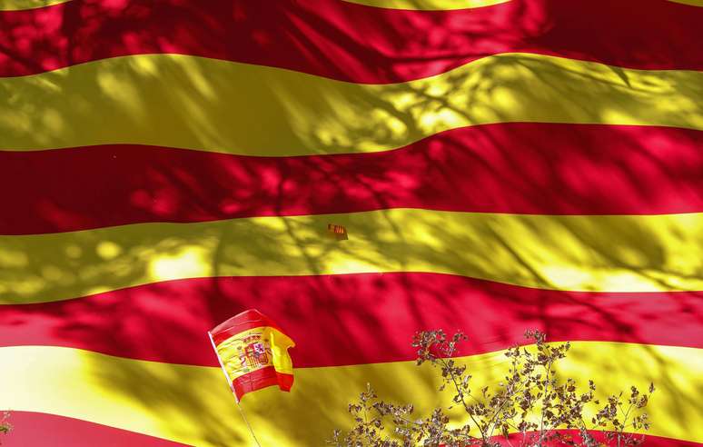 Bandeira da Espanha é estendida em manifestação em Barcelona