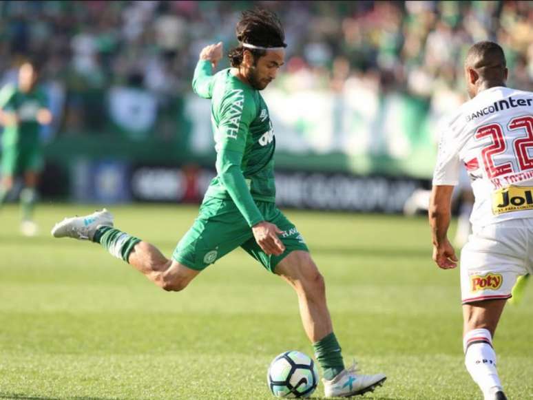 Lateral-direito da Chape vem passando por ótimo momento com o clube (Foto: Sirli Freitas / Divulgação / Chapecoense)