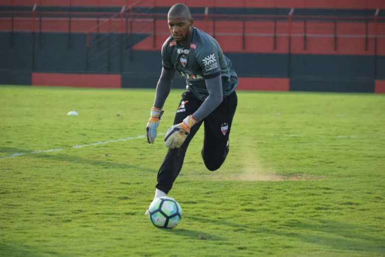 Marcos fez boas defesas diante do Vitória, mas não conseguiu evitar o empate (Foto: Paulo Marcos / Atlético-GO)