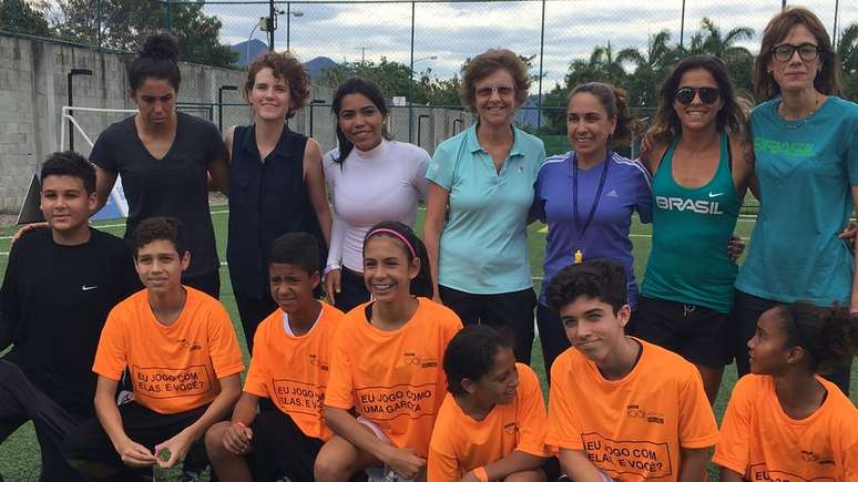 Especialistas e adolescentes em evento da BBC Brasil