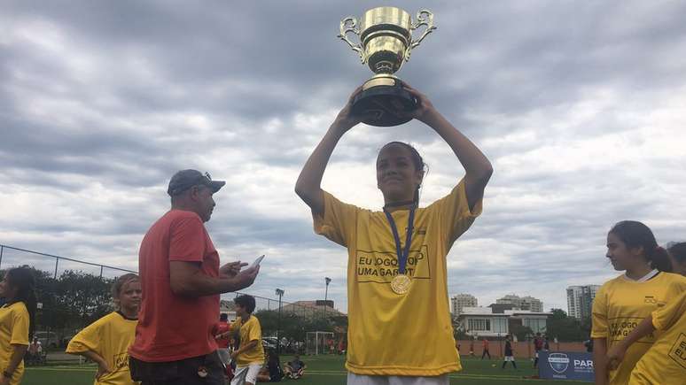 Garota recebendo trof&eacute;u em evento promovido pela BBC
