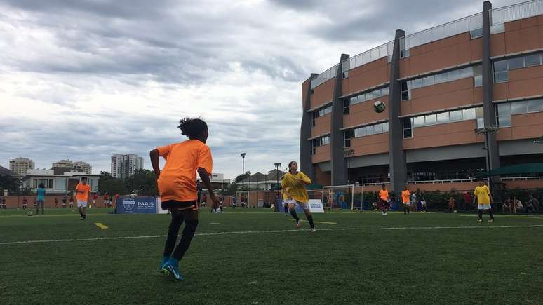Maria jogando com meninas e meninos em evento promovido pela BBC