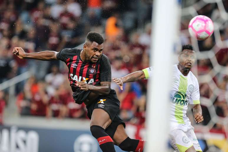 Wenderson, do Atlético-PR, tenta um cabeceio sob marcação da defesa da Chapecoense.