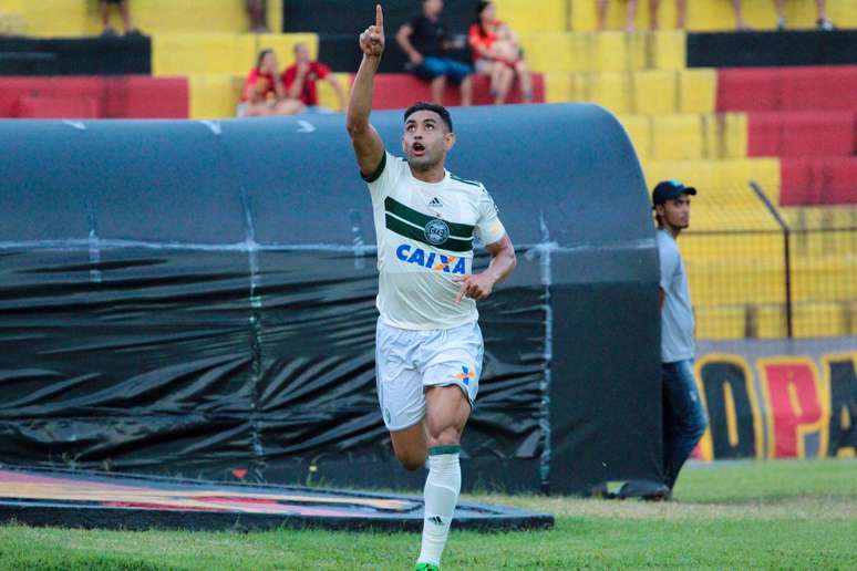 Werley comemora o seu gol, que abriu o placar, na vit&oacute;ria do Coritiba sobre o Sport, em Recife.