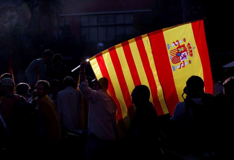 Manifestantes defensores de uma Espanha unificada carregam bandeiras espanhola e catalã, em Barcelona 28/10/2017 REUTERS/Yves Herman