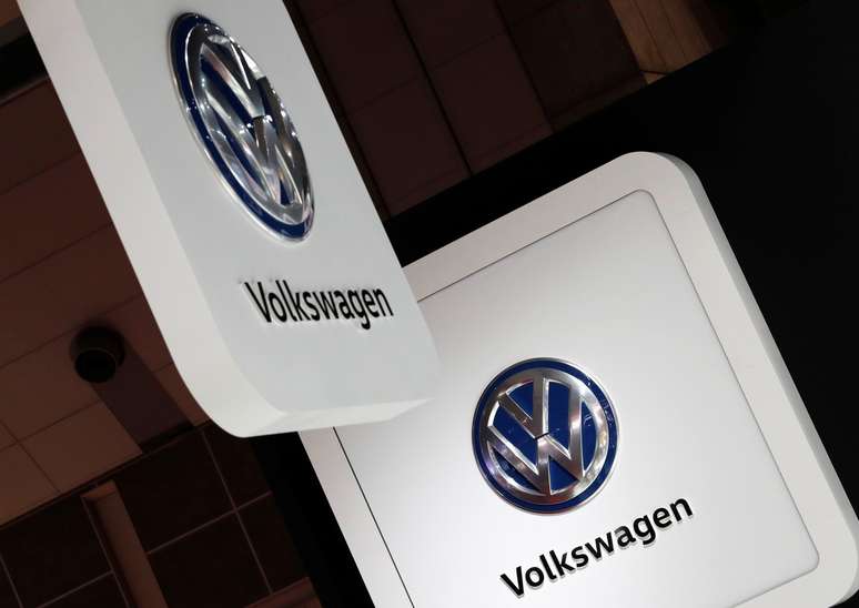 Logo da Volkswagen &eacute; visto no Sal&atilde;o do Autom&oacute;vel de T&oacute;quio, Jap&atilde;o 
25/10/2017 REUTERS/Kim Kyung-Hoon