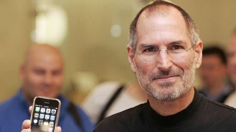 Steve Jobs com iPhone em 2007