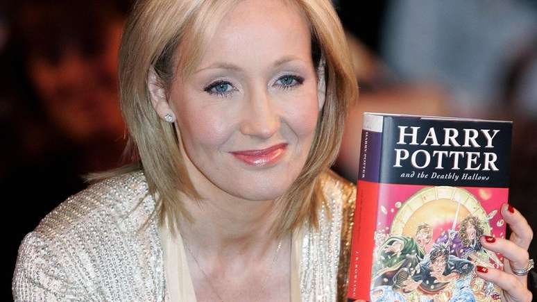 JK Rowling com seu livro