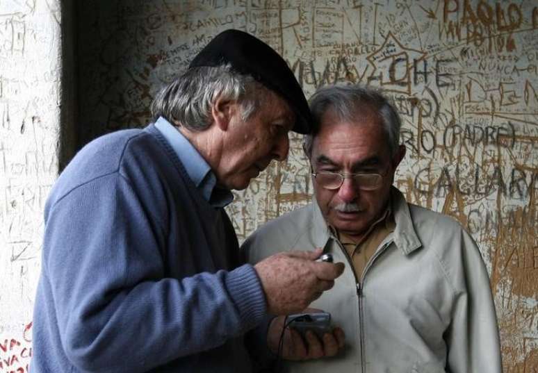 Cantor uruguaio Daniel Viglietti ao lado do ex-guerrilheiro boliviano Oswaldo "Chato" Peredo, em  Vallegrande, na Bolívia 05/10/2007 REUTERS/David Mercado 