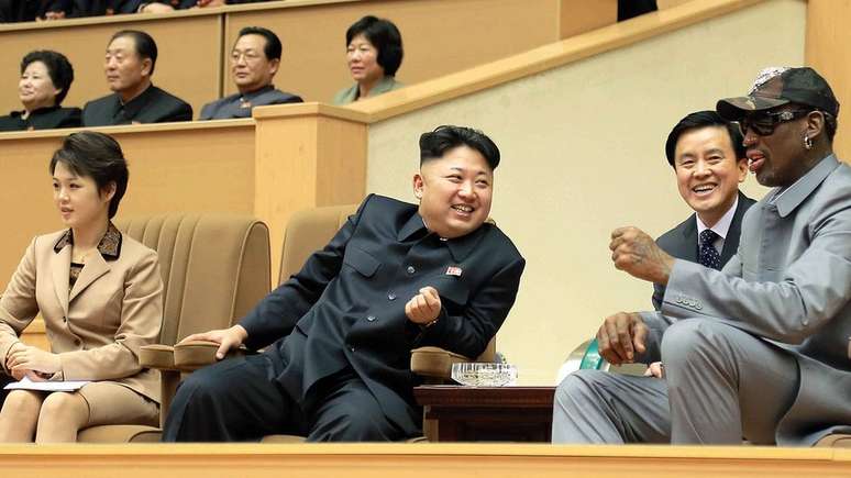 Kim Jong Un, Ri Sol Ju e o jogador de basquete Dennis Rodman.