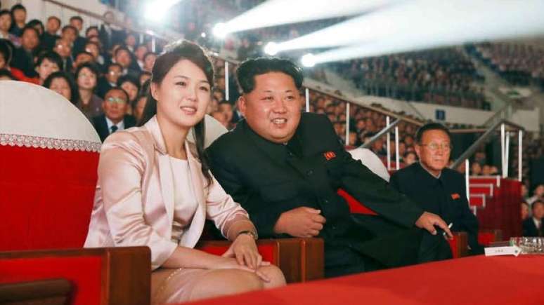 Kim Jong-un e a mulher Ri Sol Ju.
