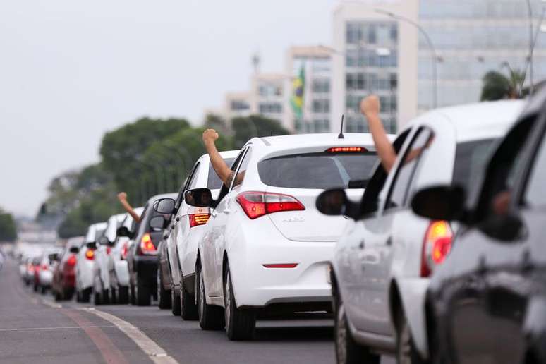 Motoristas de aplicativos de todo o Brasil fazem buzinaço em frente ao Congresso Nacional em protesto contra projeto de lei que regulamenta aplicativos de transporte privado, como Uber e Cabify (30/10)