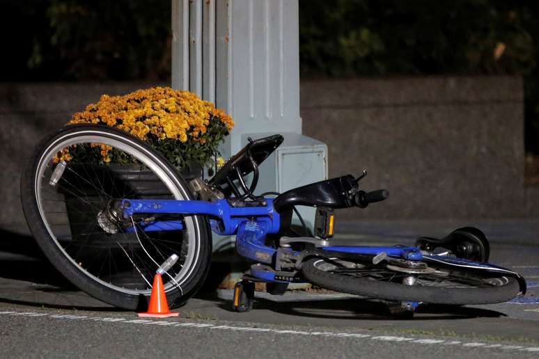 Bicicleta &eacute; vista em ciclovia, ap&oacute;s ataque com caminhonete em Manhattan, Nova York 01/11/2017 REUTERS/Andrew Kelly