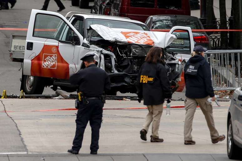 Investigadores analisam caminhonete de ataque em Nova York
 1/11/2017    REUTERS/Brendan McDermid