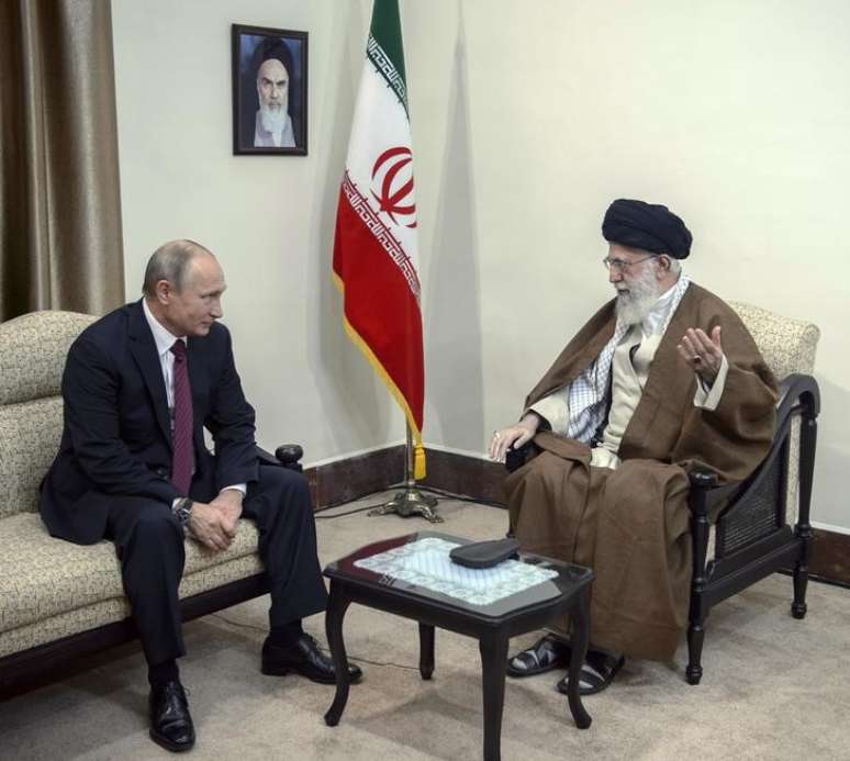 Putin se re&uacute;ne com l&iacute;der supremo do Ir&atilde;, aiatol&aacute; Ali Khamenei, em Teer&atilde;
 1/11/2017    Sputnik/Dmitry Azarov/ via REUTERS