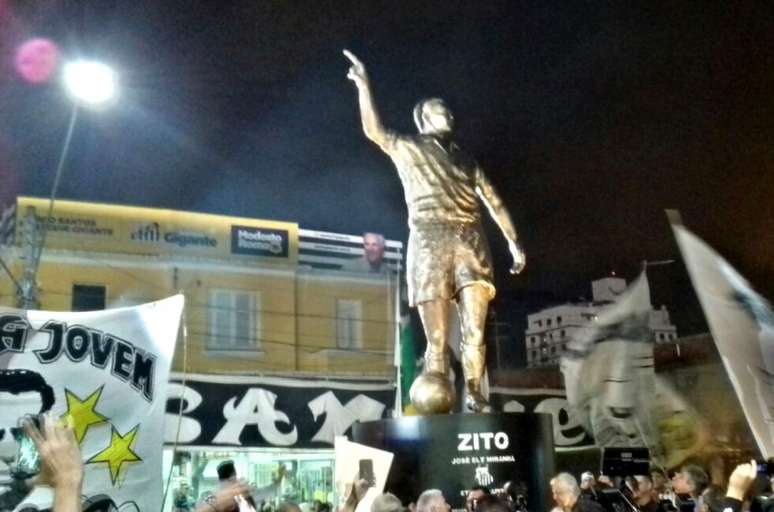 Estátua do Zito foi inaugurada na frente da Vila Belmiro (Foto; Gabriela Brino)