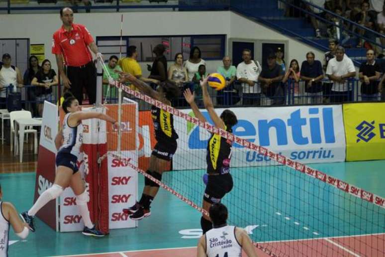 Dentil/Praia Clube é o líder isolado da Superliga feminina