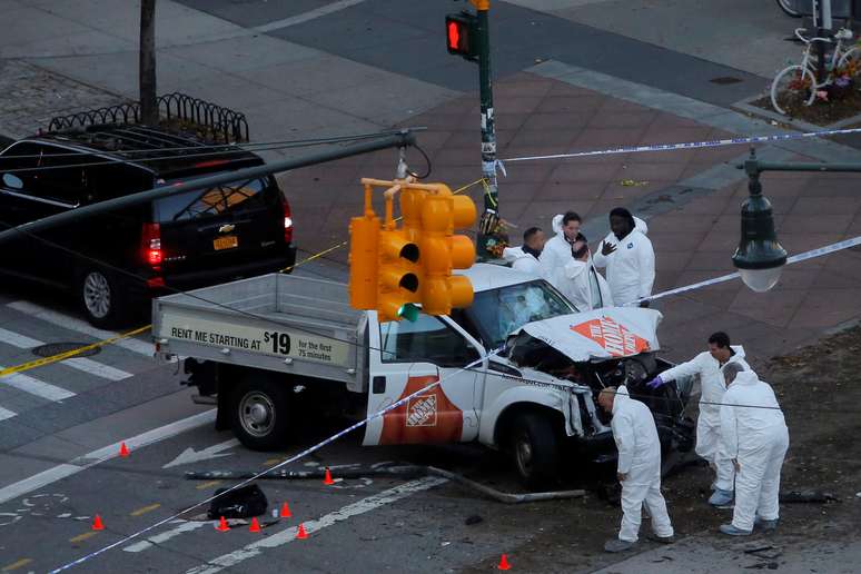 Agentes de segurança fazem perícia em veículo utilizado no atentado em Nova York