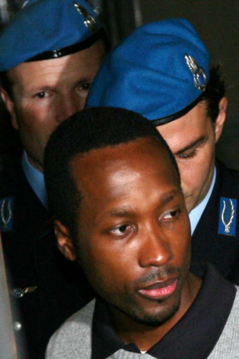 Rudy Guede, natural da Costa do Marfim, foi preso após fugir para a Alemanha, escolheu um julgamento rápido na esperança de uma sentença reduzida se ele fosse considerado culpado e acabou condenado a 30 anos de prisão.