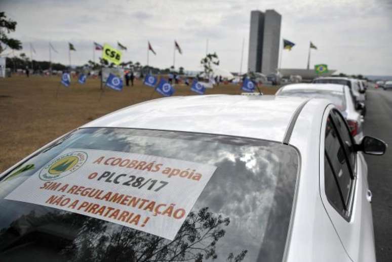 Motoristas dos serviços de transporte por aplicativo e taxistas protestam na Esplanada 