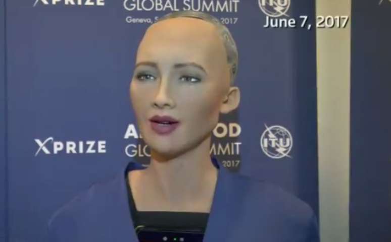 Mulheres sauditas se revoltam com cidadã robô Sophi, sem hijab e mais direitos do que elas