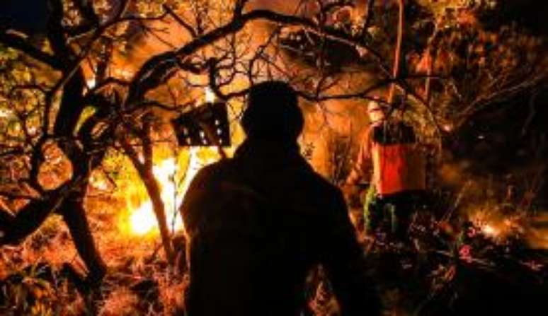  Voluntários e brigadistas combatem fogo na Chapada dos Veadeiros