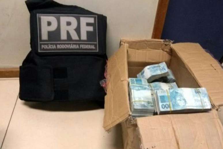 PRF flagra suspeitos com mais R$ 850 mil em um carro Rodovia Presidente Dutra