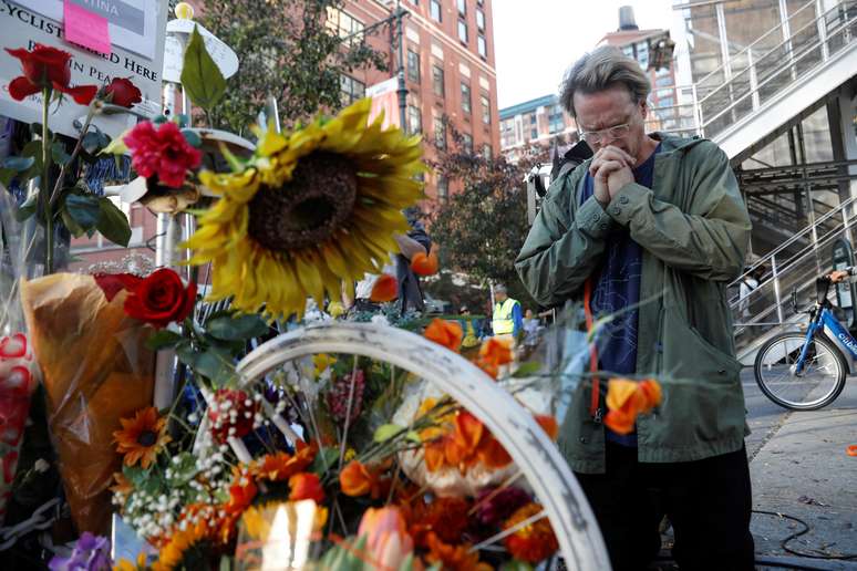 Homem presta homenagem às vítimas de ataque em Nova York, nos Estados Unidos 02/11/2017 REUTERS/Shannon Stapleton