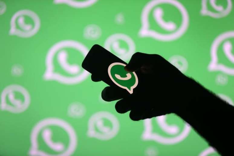 Imagem ilustrativa de homem posando com celular exibindo logo do Whatsapp 14/09/2017 REUTERS/Dado Ruvic