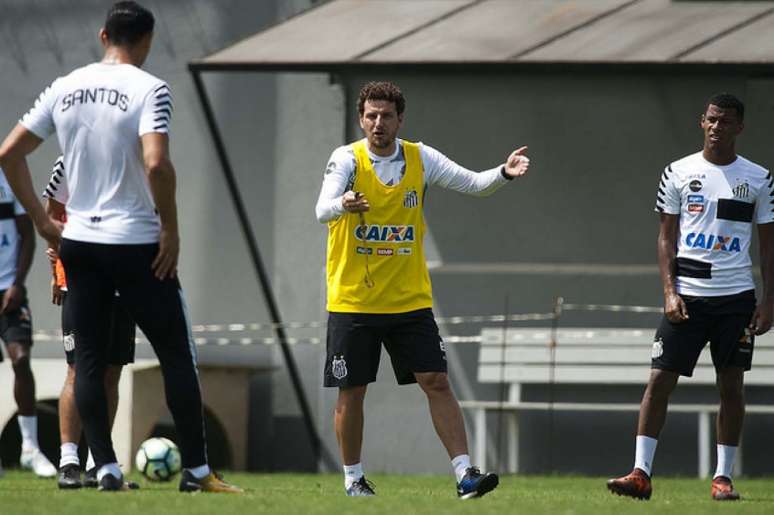Elano relacionou Rodrygo para enfrentar o Atlético-MG (Foto: Ivan Storti)