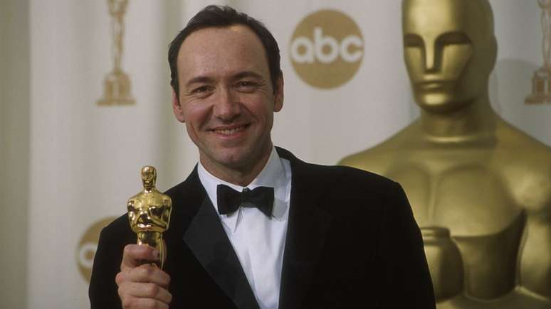 Kevin Spacey segura estatueta do Oscar em 2000