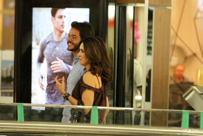 Fátima Bernardes e Tulio Gadelha. Alguém reparou na foto de Cauã Reymond no cartaz ao fundo? (Foto: Thiago Martins/AgNews)