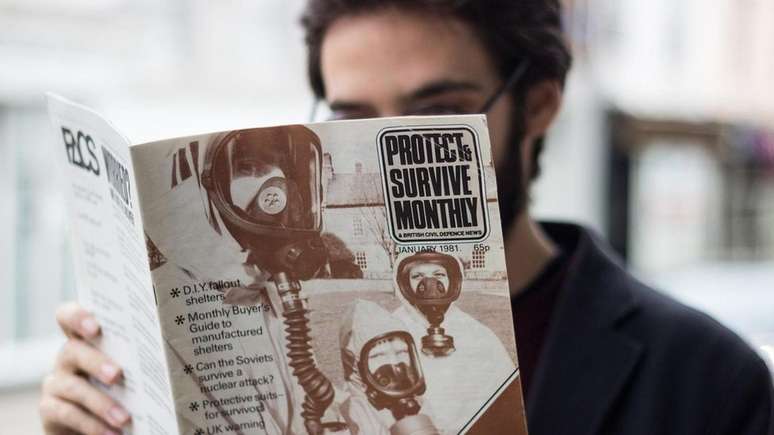 Pessoas usando m&aacute;scaras de g&aacute;s na capa da revista