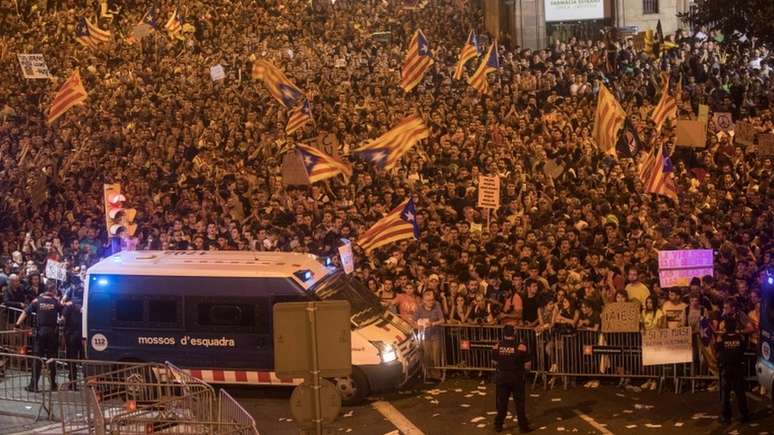 Milhares de manifestantes com bandeiras da Catalunha