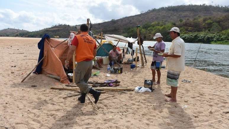 Agente da Defesa Civil do Esp&iacute;rito Santo conversa com pescadores