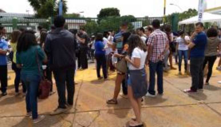 Alunos aguardam abertura dos portões dos locais de prova do Enem 2017 em Brasília