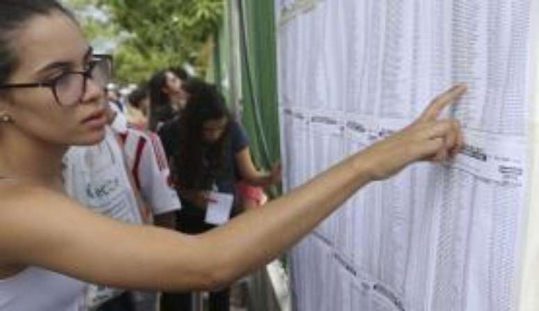 Brasília - Candidatos consultam local da prova no primeiro dia do Enem 2017 (Valter Campanato/Agência Brasil)